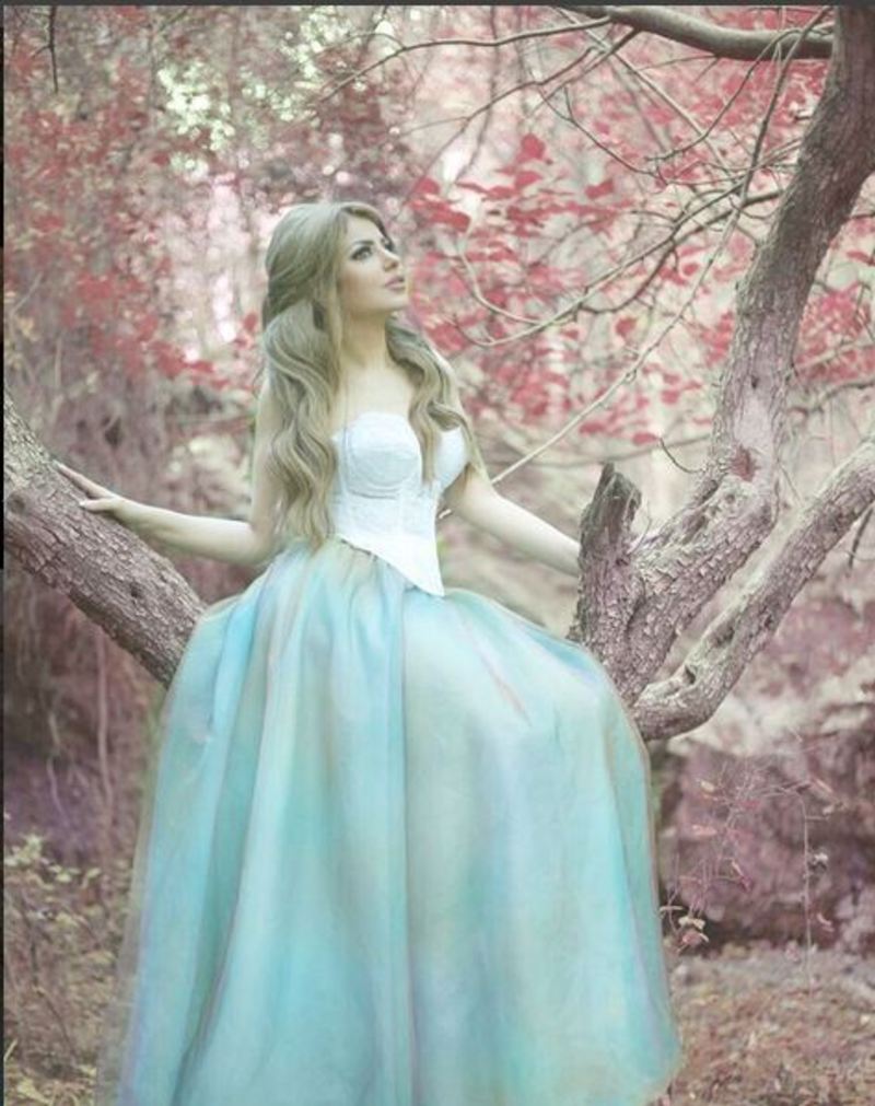 صور حليمة بولند تمثل شخصية سندريلا في أحدث جلسة تصوير